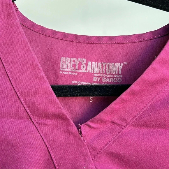 Grey's Anatomy Scrub Shirt | Grey's Anatomy | Scrubs | Medical Scrubs - Picture 3 of 4